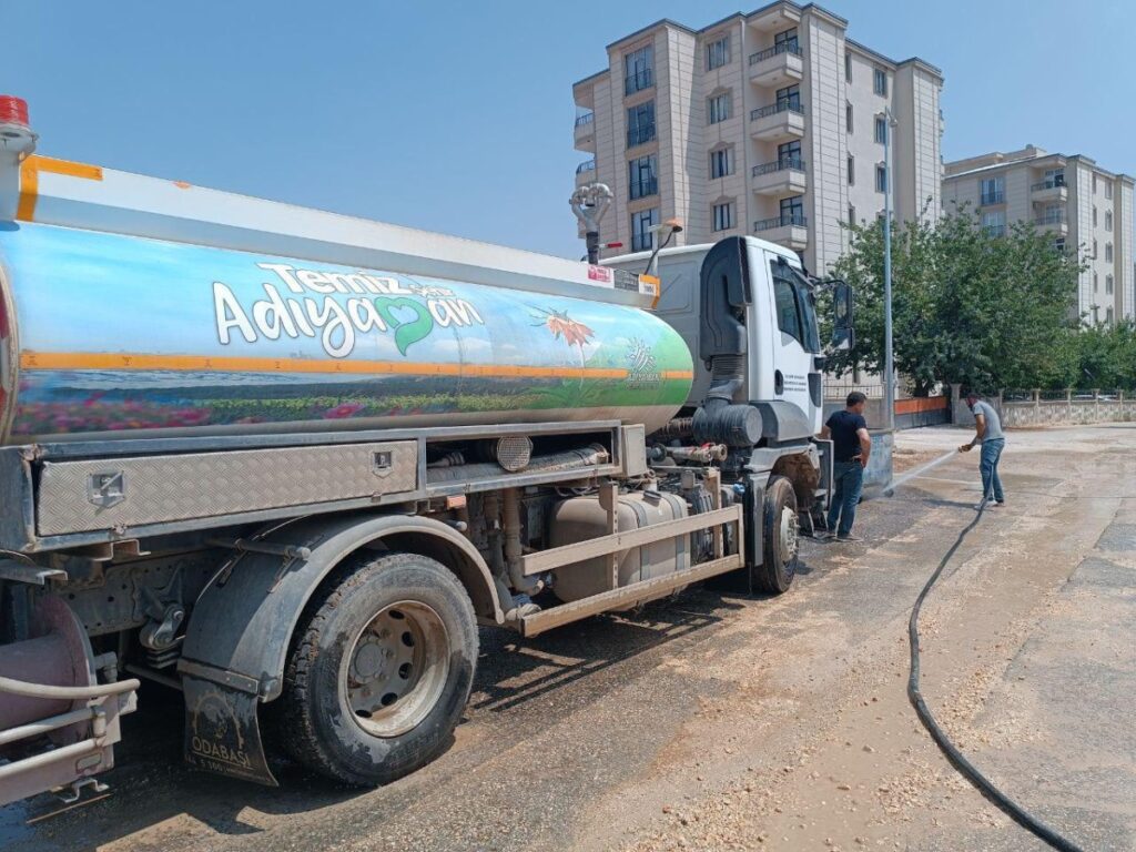 Belediye’nin bayram temizliği mesaisi: 18 tankerle iki vardiya boyunca cadde ve sokaklar yıkandı