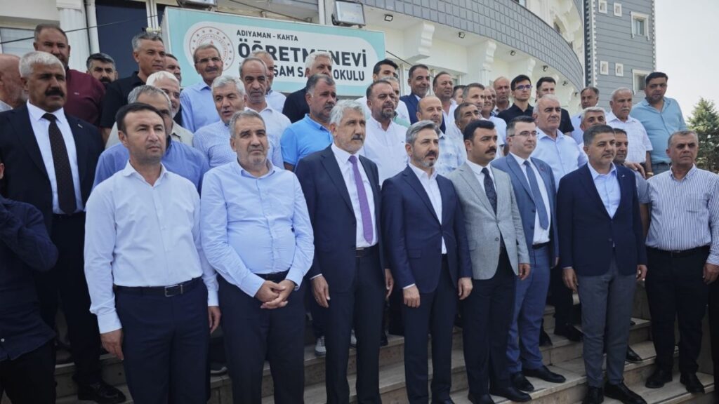 Kahta’da bayramlaşma töreni geniş katılımla gerçekleştirildi