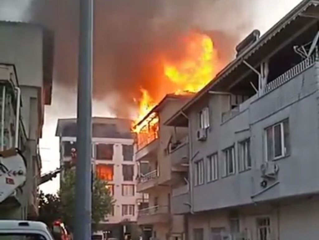 Mangaldan sıçrayan ateş evi alev alev yaktı