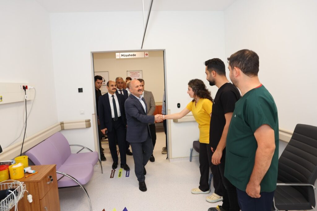 Vali Osman Varol, Çelikhan Devlet Hastanesinde incelemelerde bulundu
