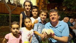 7 yaşındaki Miran Ali, en güzel horozunu Başkan Tutdere’ye hediye etti