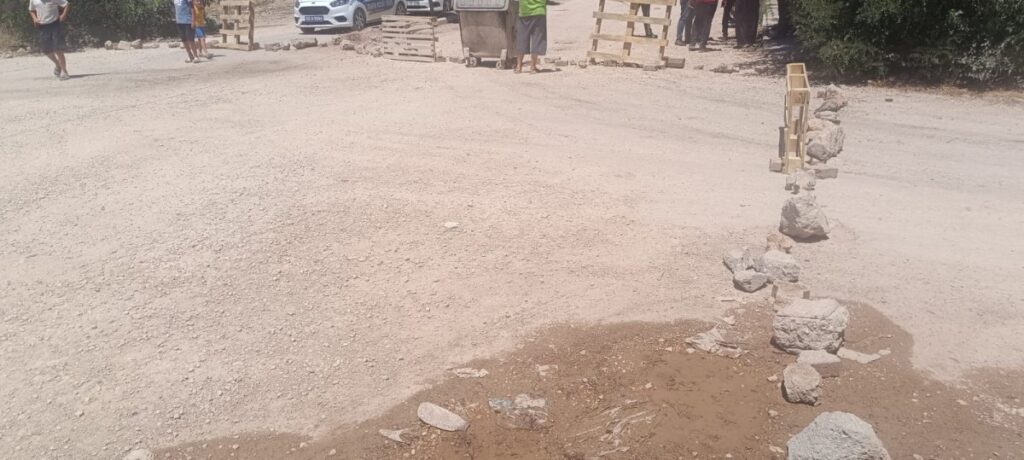 Gölbaşı’nda mahallelinin toz tepkisi:Yol taş ve sopalarla kapatıldı