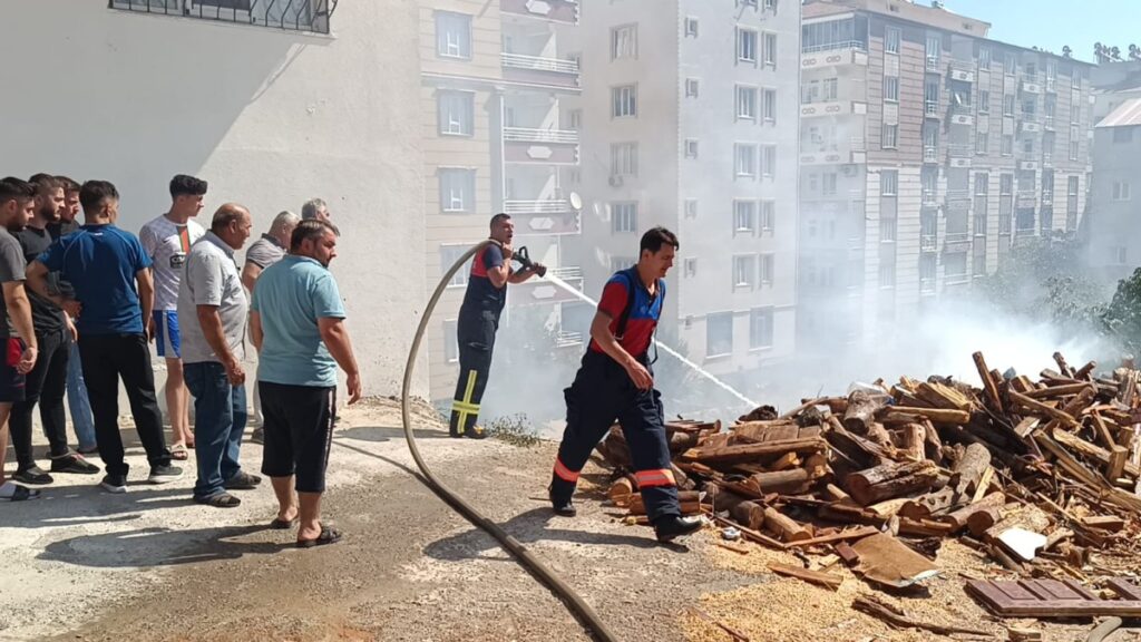 Odun dolu arazide korkutan yangın