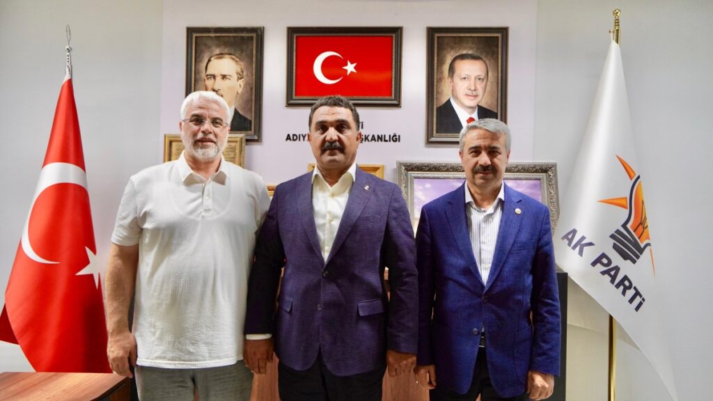Yeniden Refah Partisi’nden AK Parti’ye geçti: İrfan Yıldız rozetini taktı