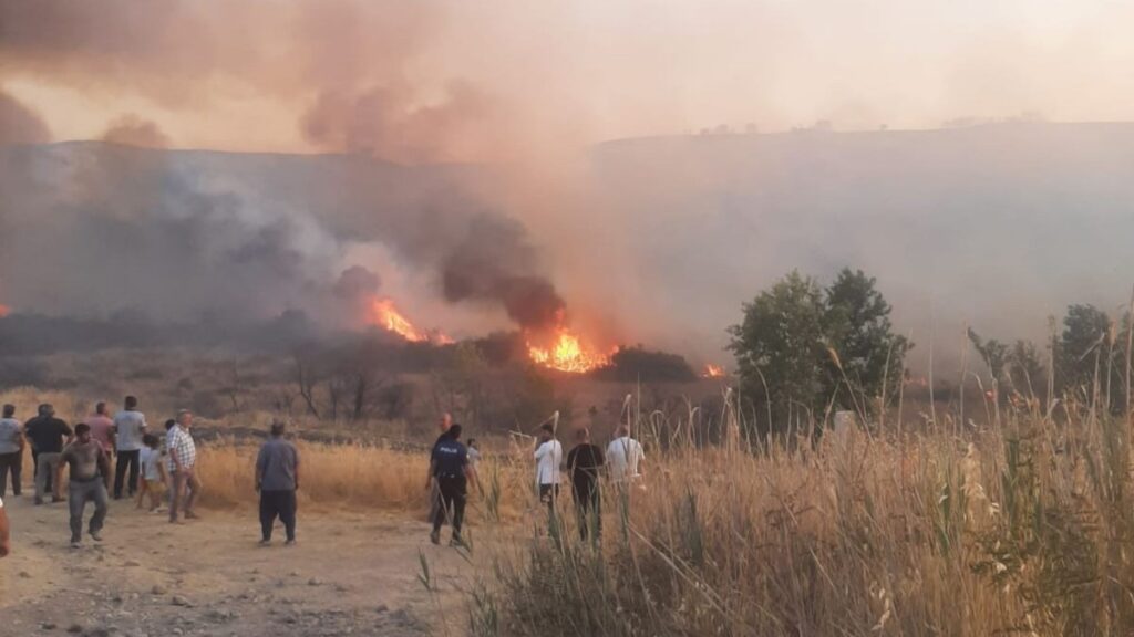 Adıyaman’da Anız Yangını Bahçelere Sıçradı: Havadan ve Karadan Müdahale Edildi