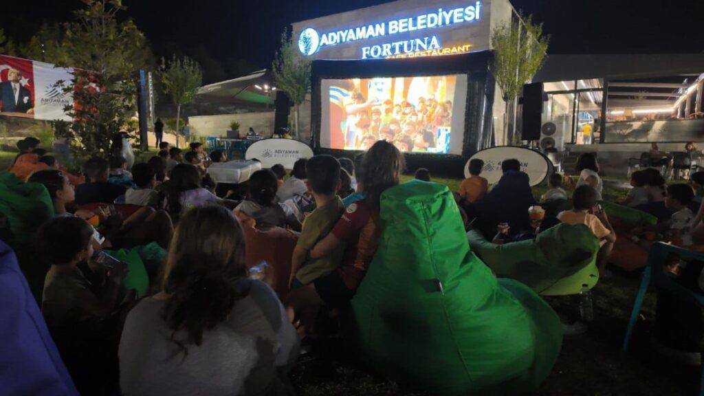 Adıyamanlı çocuklar, açık havada sinema keyfi yaşadı