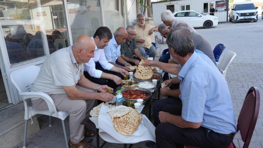 Belediye Başkanı Tutdere, Erdem Caddesi esnafıyla kahvaltıda bir araya geldi