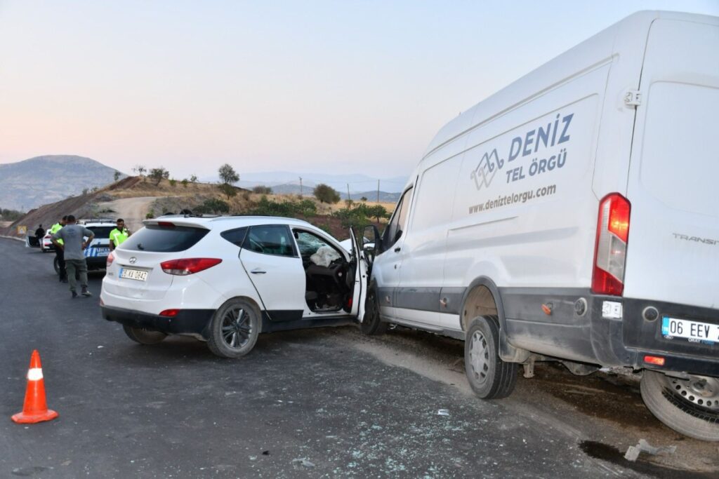 Besni’de iki araç kafa kafaya çarpıştı: 5 yaralı