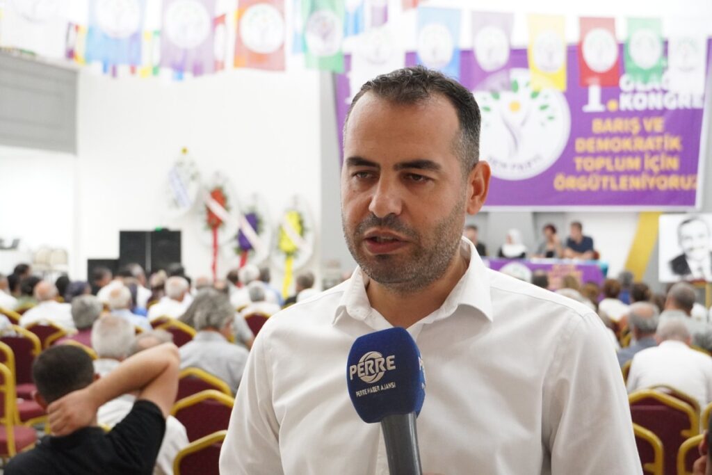 DEM Parti Adıyaman’da bayrak değişimi: Hüseyin Coşkun ve Yeşim Camcı görevi devretti