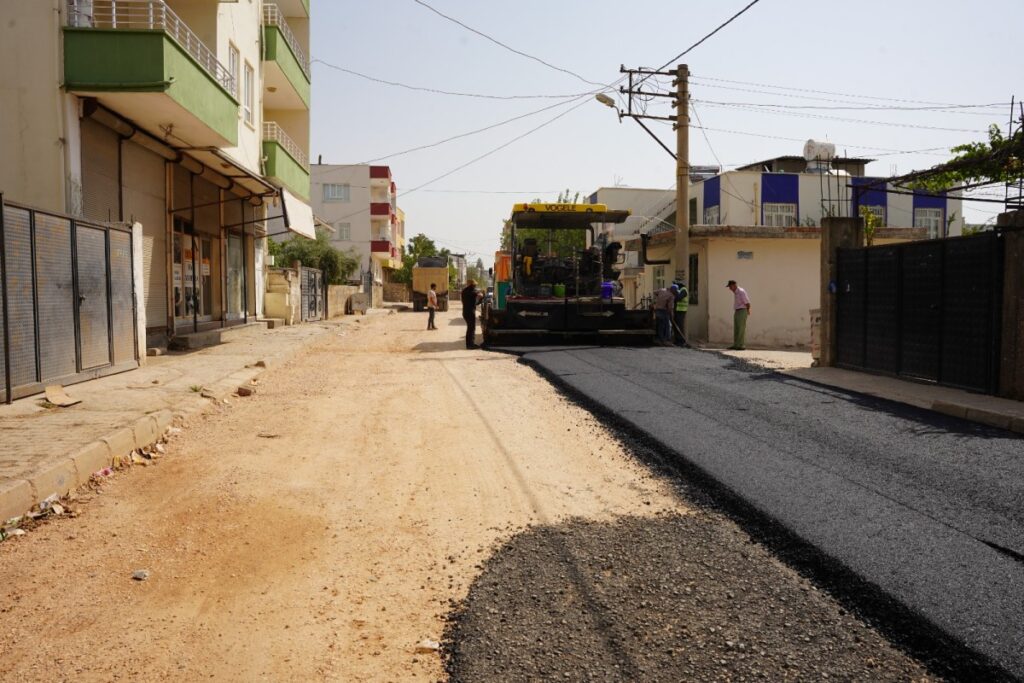 Kahta kampüsü yoluna sıcak asfalt