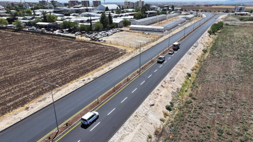 Mersin Caddesi’nde yol çizgi ve trafik işaretleme çalışmaları başladı