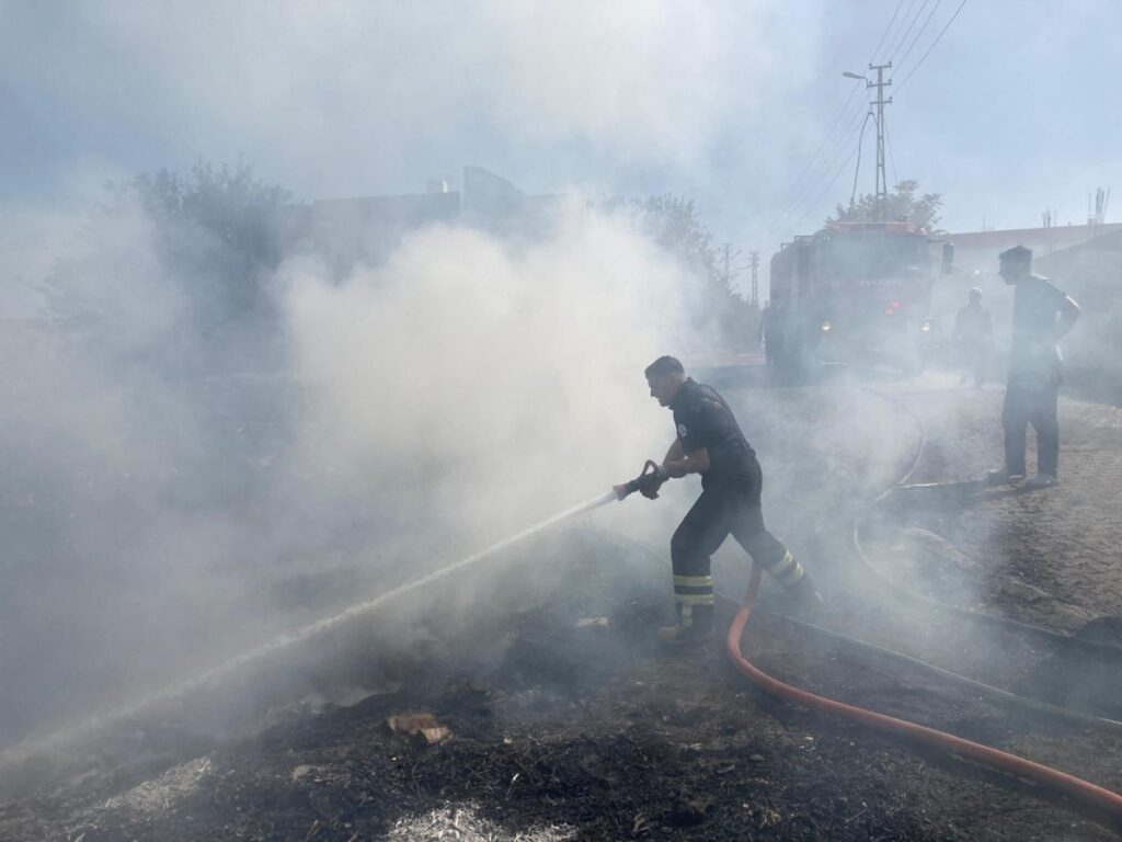 Adıyaman Belediyesi, Kömür Beldesi’nde çıkan yangına 25 araçla müdahale etti