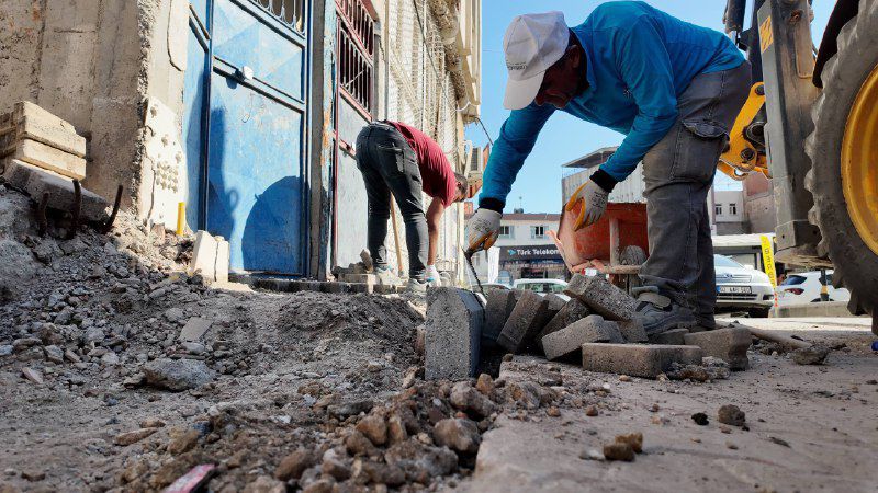 Adıyaman Belediyesi, tüm ekibiyle birlikte saha çalışmalarına devam ediyor