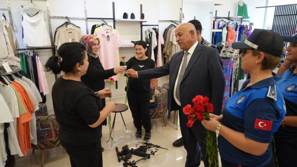 Adıyaman Belediyesi zabıtası esnafa kırmızı karanfil dağıttı