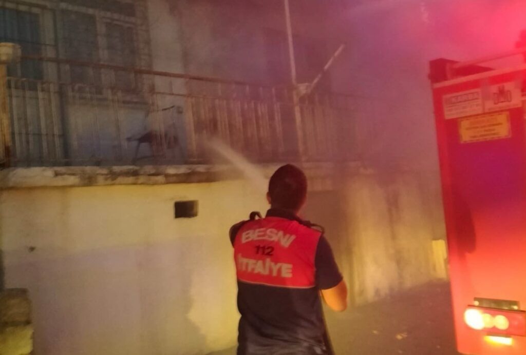 Besni’de, evde çıkan yangın kontrol altına alındı
