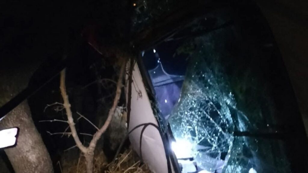 Besni’de sürücünün aracı şarampole uçtu: 2 yaralı