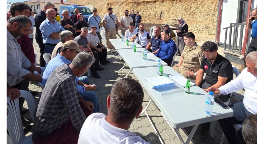 Gölbaşı İlçe Kaymakamı Kadir Algın, deprem konutlarının anahtar teslimini yaptı