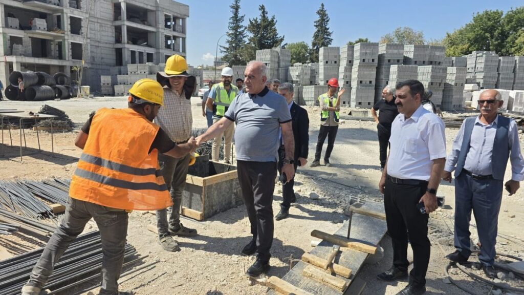 Milletvekili Özhan, Besni’de yatırımları sahada inceledi: ‘Vatandaşımızı dinliyor, çözüm üretiyoruz, hayata geçiriyoruz’