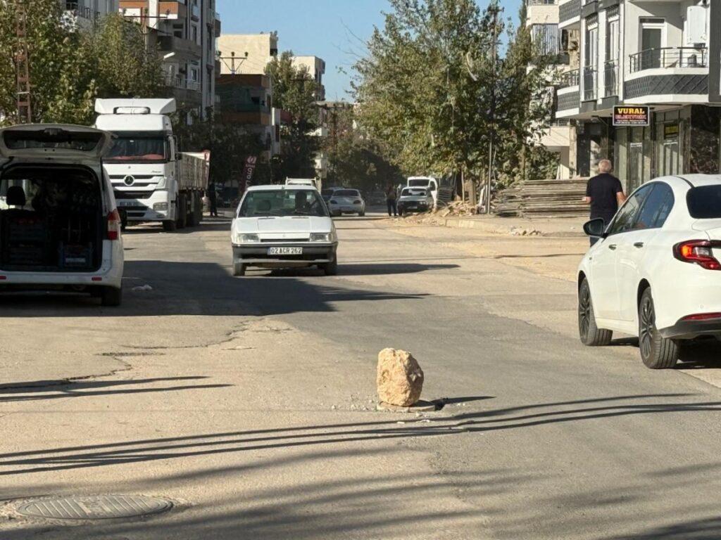 Siteler Mahallesi’nde yerinden çıkan rögar kapağı tehlike saçıyor: Vatandaşın çözümü şaşırttı