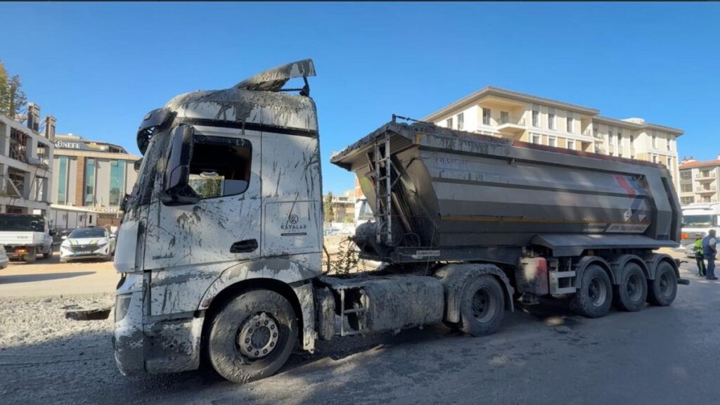 Adıyaman’da hafriyat kamyonundaki beton caddeye yayıldı