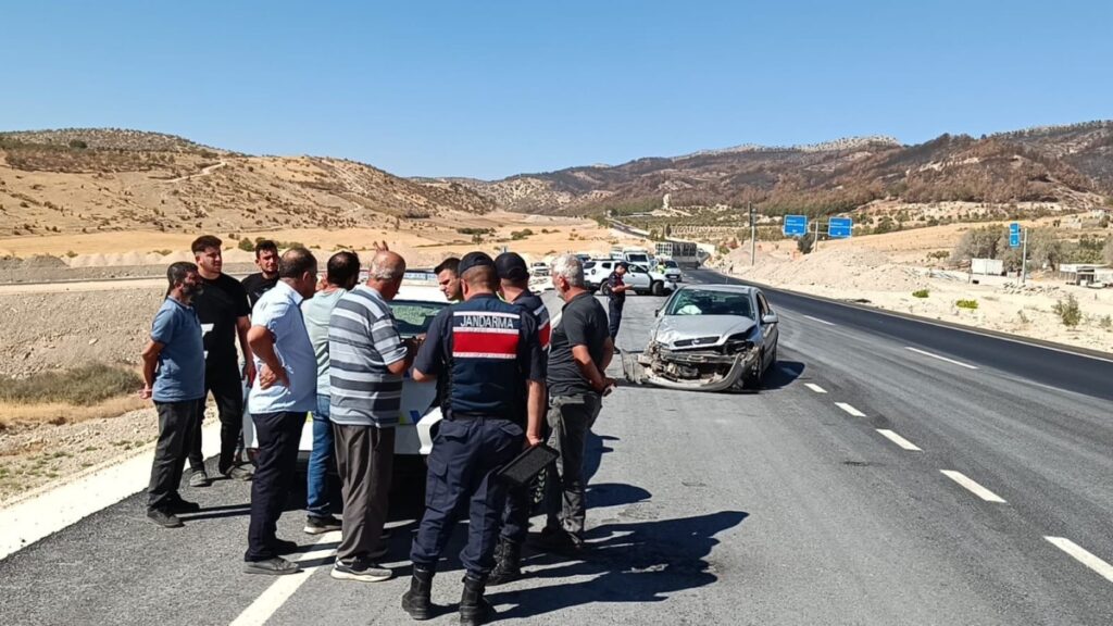 Adıyaman’da iki otomobil çarpıştı: 5 kişi yaralandı