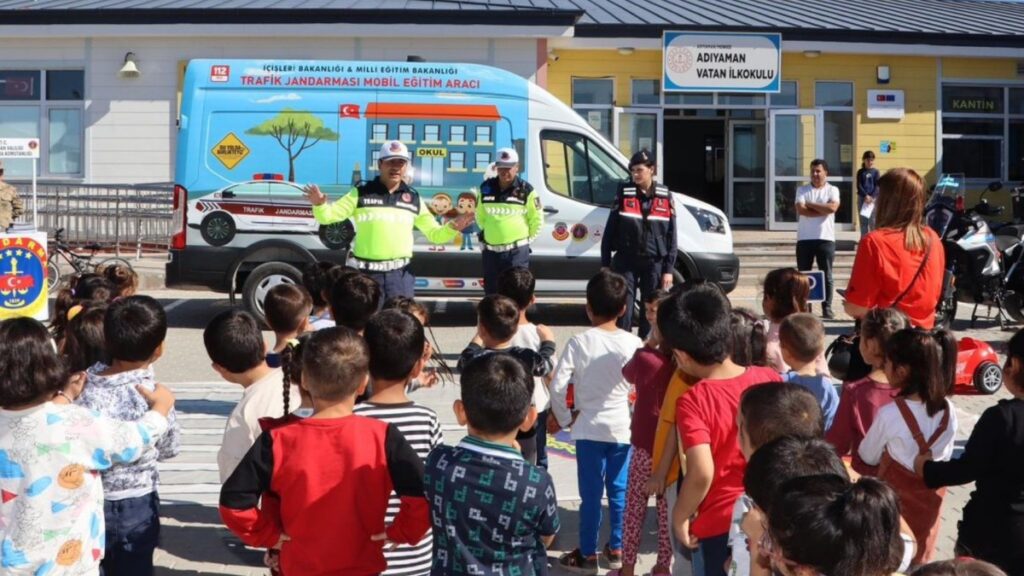 Adıyaman’da jandarmadan öğrencilere trafik güvenliği eğitimi
