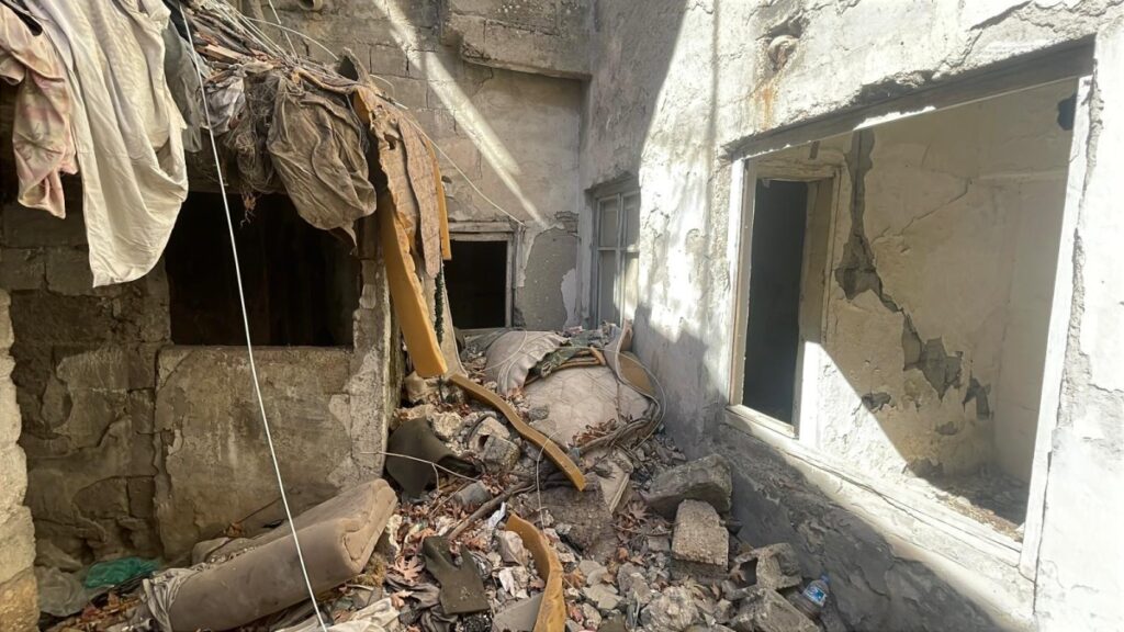 Adıyaman’da yıkılmayan metruk bina tehlike saçıyor