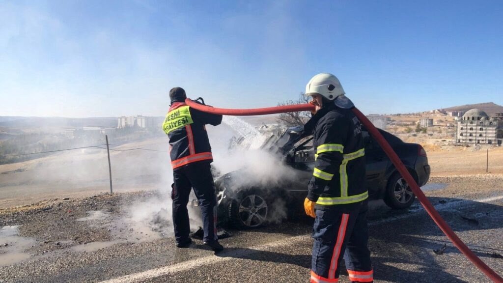 Besni’de araç yangını itfaiye ekipleri tarafından söndürüldü
