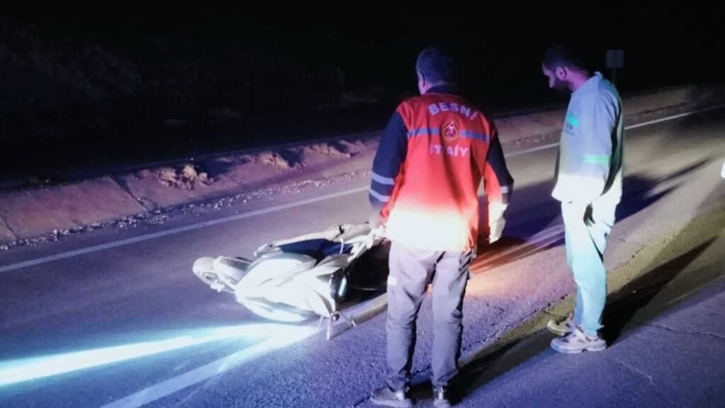 Besni’de deprem konutları yakınında kaza: Ekipler seferber oldu
