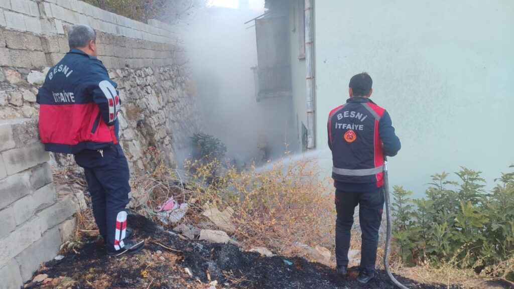 Besni’de çıkan atık yangını kontrol altına alındı