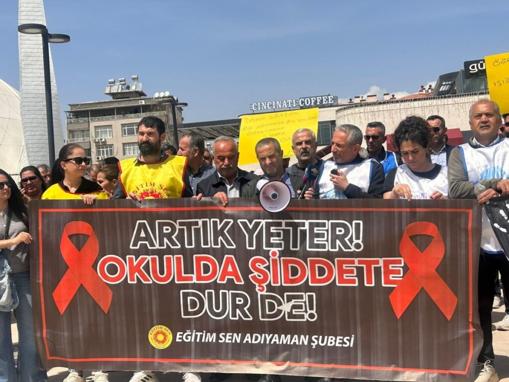Eğitim Sen Adıyaman Şubesinden okul saldırılarına karşı açıklama ve oturma eylemi